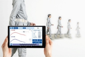 タブレット端末を使った歩行分析（からだチェック）のイメージ